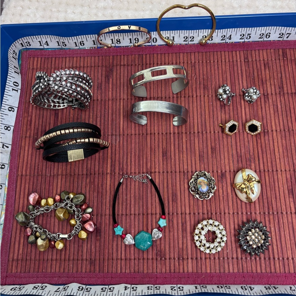 Jewelry Lot: Bracelets (8), Vintage Earrings (2), Brooch (4)